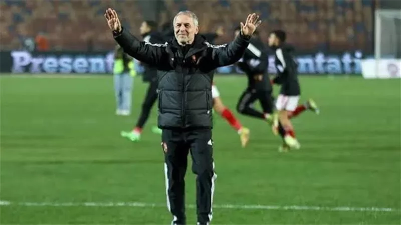 الجهاز الفني للأهلي يعاين أرضية استاد القاهرة قبل مباراة الزمالك