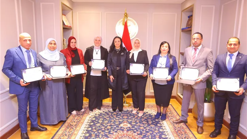 د.مايا مرسي تُكرم قطاع مكتب الوزيرة لتميزه خلال شهر فبراير