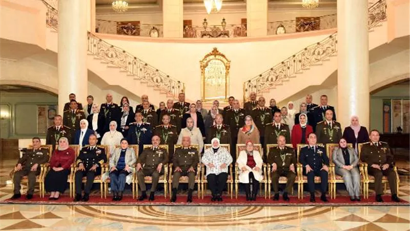 وزير الدفاع يكرم عدداً من القادة الذين أوفوا العطاء بالقوات المسلحة