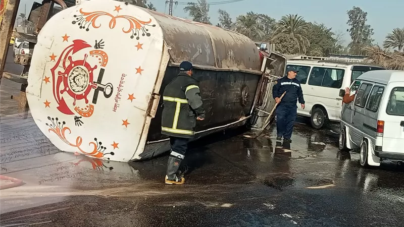 انقلاب سيارة مواد بترولية بطريق بلبيس/ العاشر