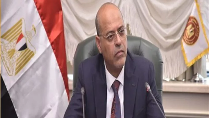 وزير العمل يحيل موظفا إلى النيابة العامة لتلقيه أموالا من مواطن لتسهيل سفره إلى الخارج