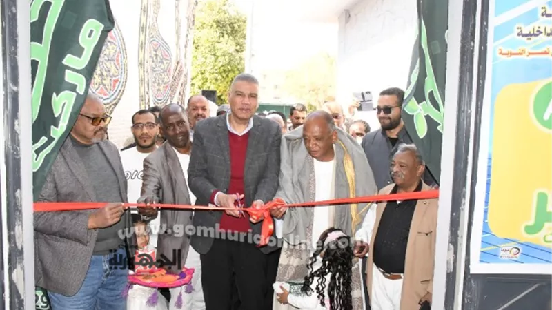 محافظ أسوان يفتتح معرض 