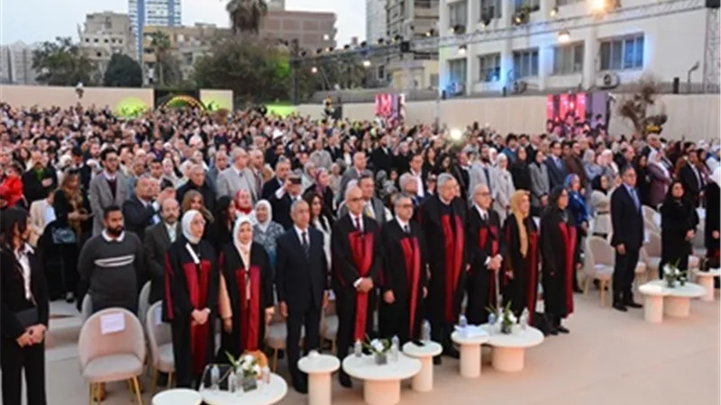 رئيس جامعة عين شمس يشهد حفل تخريج دفعة ٢٠٢٣ / ٢٠٢٤ بكلية الطب