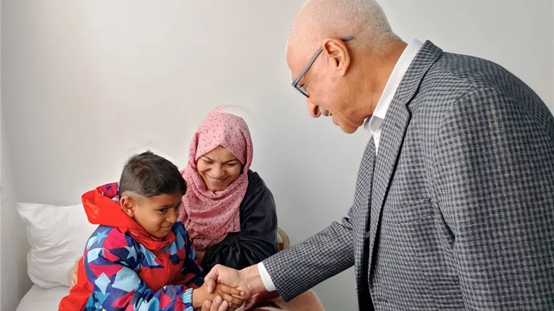 محافظ شمال سيناء يزور الجرحي الفلسطينيين في مستشفي الشيخ زويد