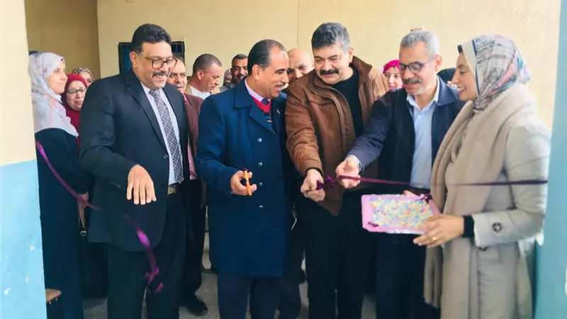 مدير تعليم الخانكة يكرم الفائزين في مسابقه أجمل وسيلة