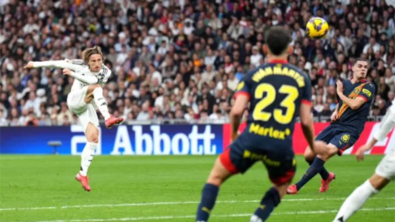 ريال مدريد يتقاسم الصدارة مع برشلونة بعد فوز على جيرونا بثنائية