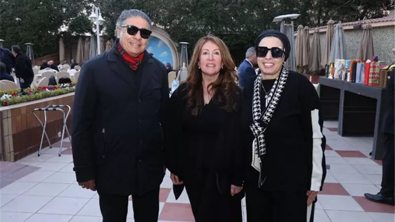 السيدة منى السيسي بالكوفية الفلسطينية مع السفيرة الأمريكية