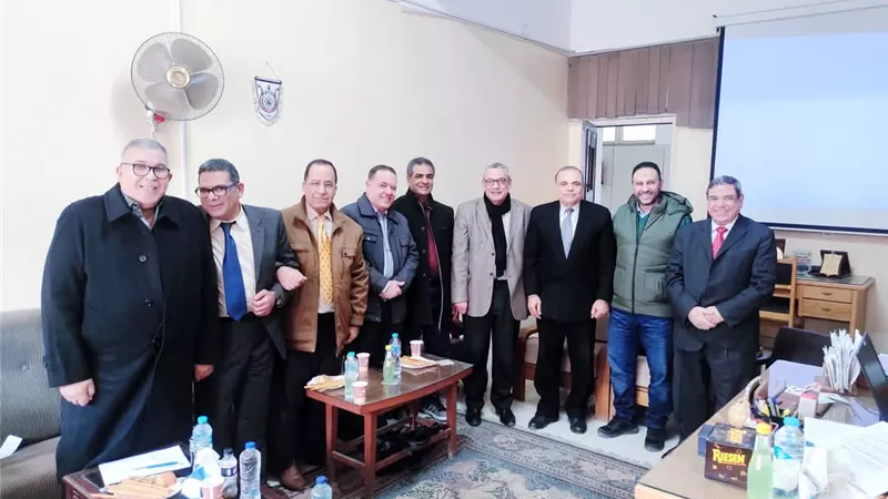 عنان يتابع تدريب الطلاب بمتحف برنامج علوم البترول والمياه