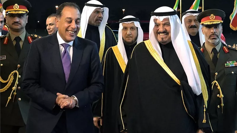 رئيس الوزراء يصل الكويت في زيارة رسمية لتعزيز مجالات التعاون المشترك