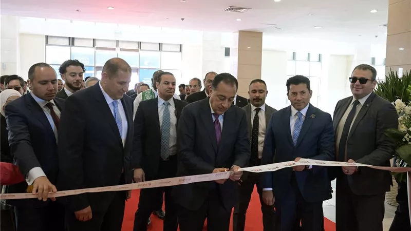 رئيس الوزراء يتفقد جناح وزارة الشباب بمعرض 