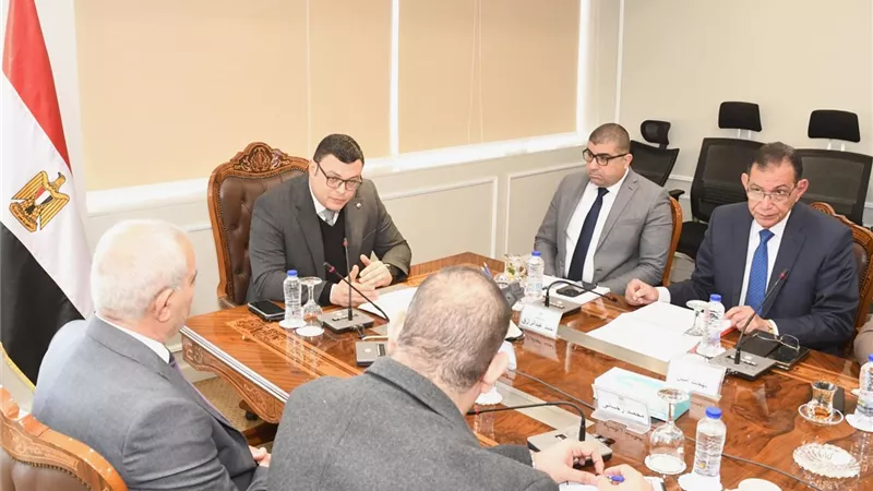 وزير الاسكان يناقش سبل تعظيم الاستفادة من إعلانات الطرق بالمدن الجديدة