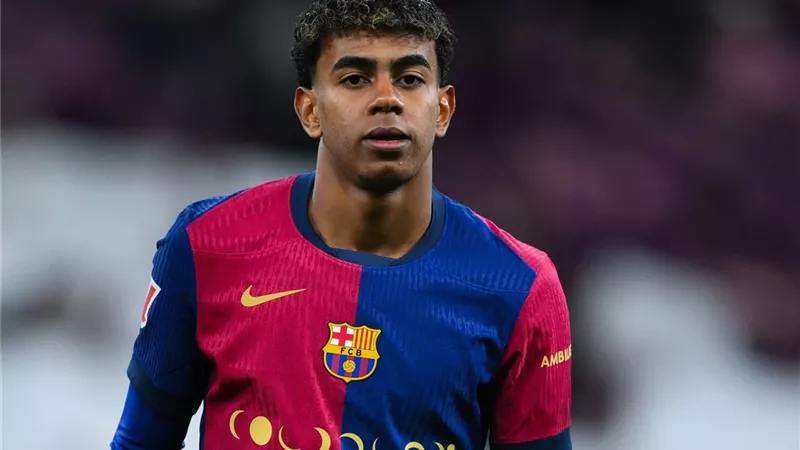 لامين يامال يحسم موفقه من الاستمرار مع برشلونة