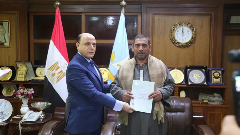 محافظ كفرالشيخ يُسلّم عقود تقنين أراضي أملاك دولة للمستفيدين