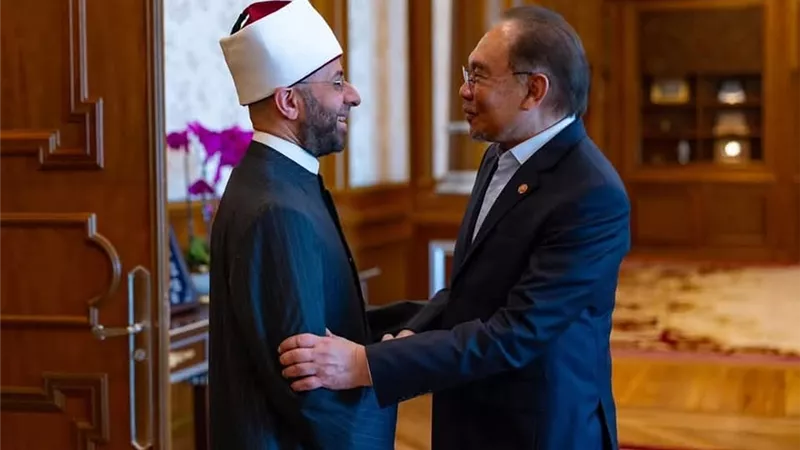 رئيس وزراء ماليزيا يستقبل وزير الأوقاف لتعزيز التعاون المشترك