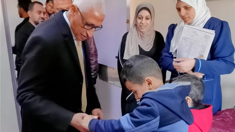محافظ شمال سيناء يزور الجرحي الفلسطينيين في مستشفي العريش العام
