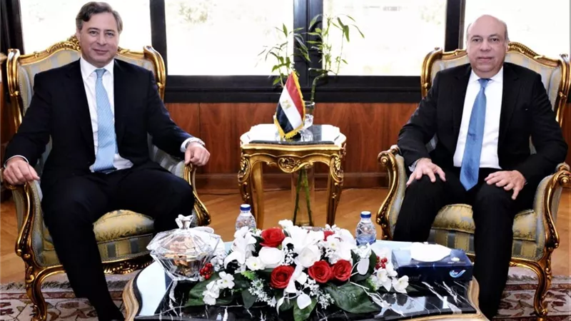 وزير الطيران يبحث مع كبري الشركات العالمية تطوير البنية التحتية