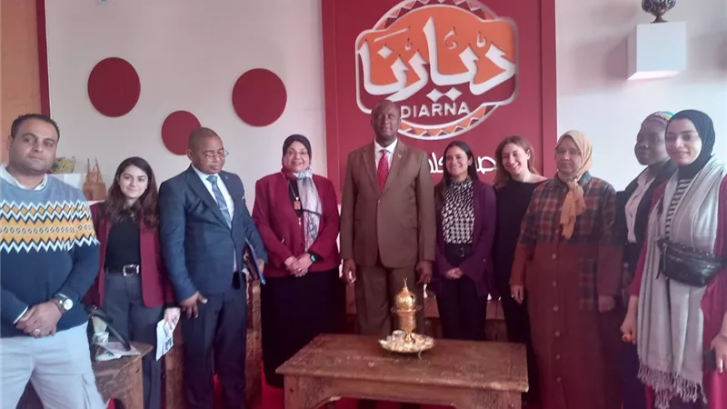 سفير جمهورية الكونغو بالقاهرة يزور معرض«ديارنا» ..صور