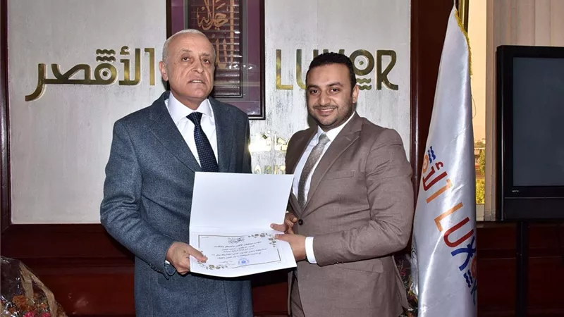 محافظ الأقصر يكرم مدير فرع هيئة الرعاية الصحية ويشيد بالآداء