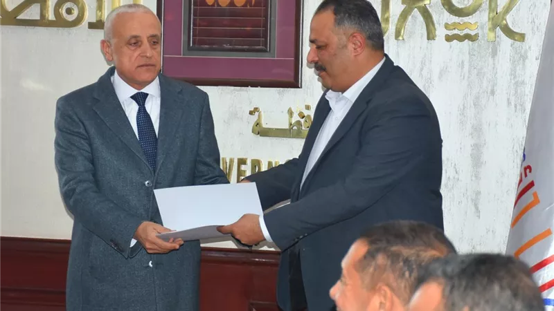 محافظ الأقصر يكرم رئيس شركة المياه لنجاح التدريب العملى صقر ١٤٦