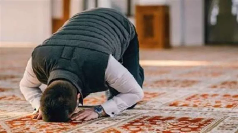 هل الإقامة للصلاة منفردا واجبة؟.. أمين الفتوى يجيب