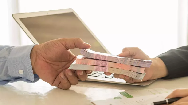 ما حكم فرض غرامات على تأخير سداد الأقساط؟.. أمين الفتوى يجيب