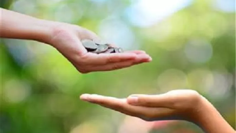 هل تجوز الصدقة أو الزكاة على شخص مدخن؟.. أمين الفتوى يجيب