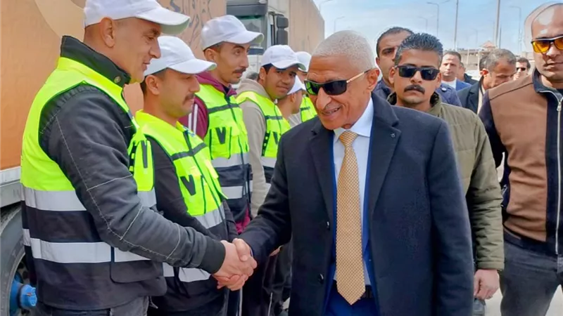 محافظ شمال سيناء يشهد اصطفاف شاحنات المواد الغذائية