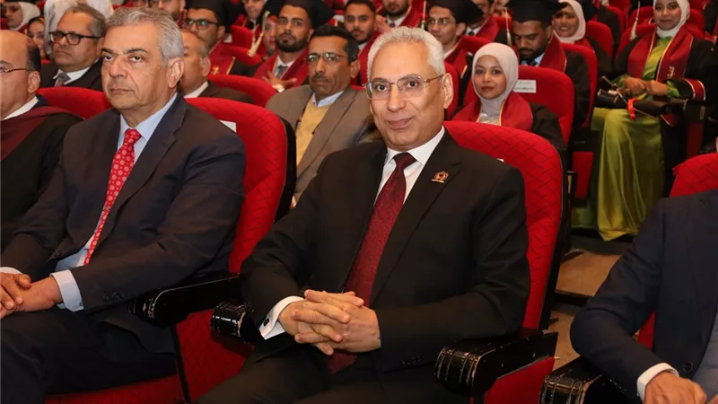 رئيس جامعة المنيا يشهد حفل تخرج الدفعة 35 بكلية الطب.