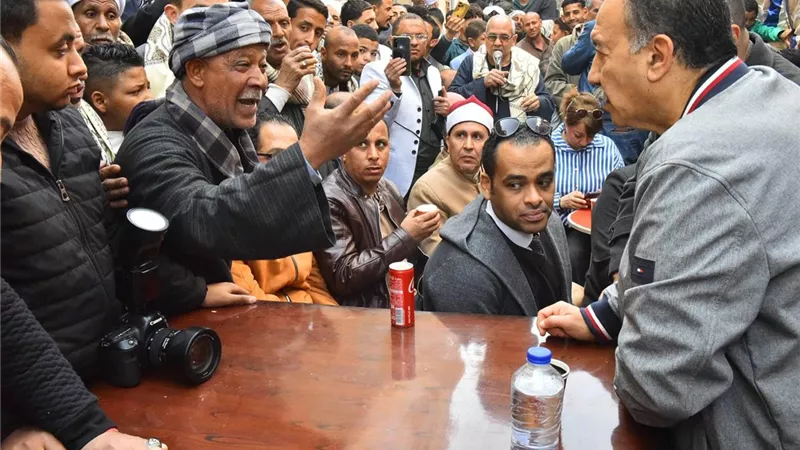 محافظ أسيوط يواصل لقاءاته الجماهيرية ويلتقي أهالي قرية بني حسين