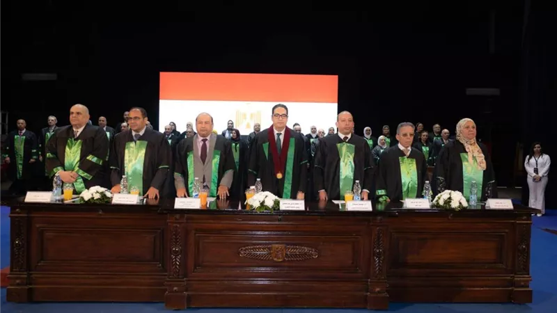 رئيس جامعة القاهرة يشهد حفل تخرج دفعة 191 طب قصر العيني