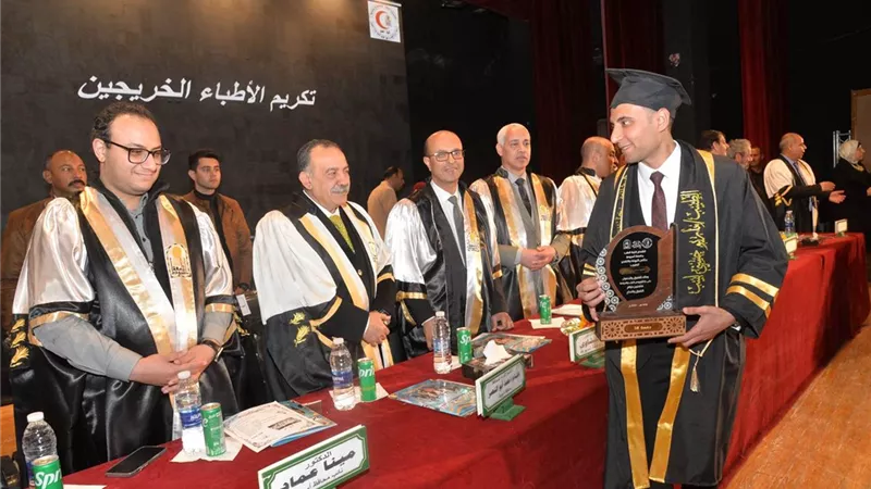 محافظ أسيوط ورئيس الجامعة يشهدان حفل تخرج كلية الطب بمركز النيل