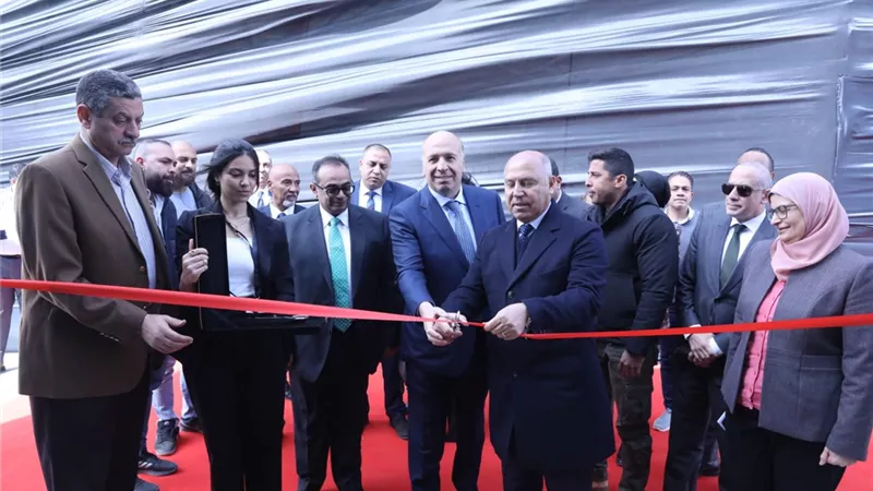 كامل الوزير يفتتح مصنعا للأعشاب المجففة وخطا لإنتاج مواسير العزل