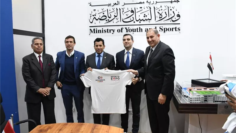 وزير الشباب والرياضة يجتمع مع الاتحاد الأرجنتيني لكرة القدم