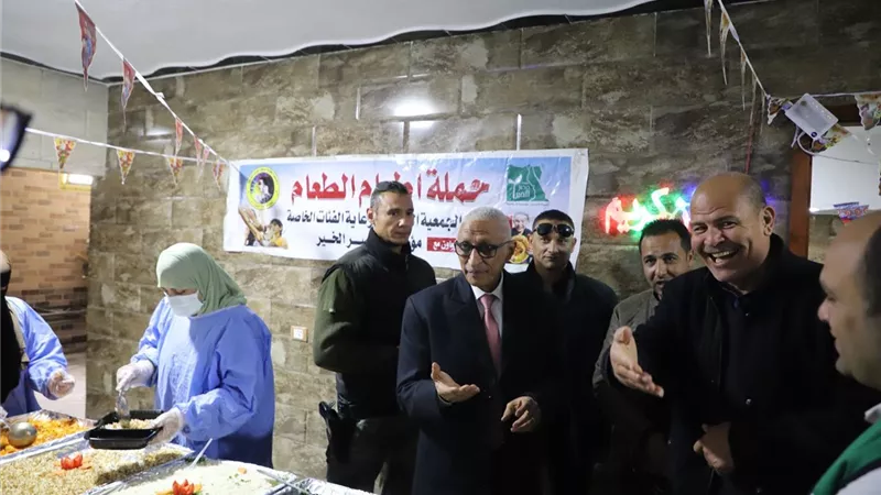 محافظ شمال سيناء يتفقد مطبخ إعداد الوجبات الغذائية بالعريش