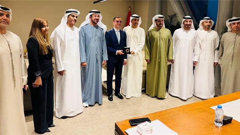 وزير الاستثمار يستعرض السياسات الاقتصادية للدولة لممثلي الأعمال والشركات الإماراتية