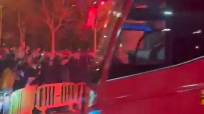 جماهير برشلونة تستقبل حافلة أتليتكو مدريد بهذه الطريقة - شاهد