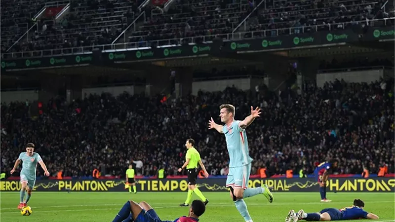 أتلتيكو مدريد يطالب بركلة جزاء ضد برشلونة والحكم يتجاهل - شاهد