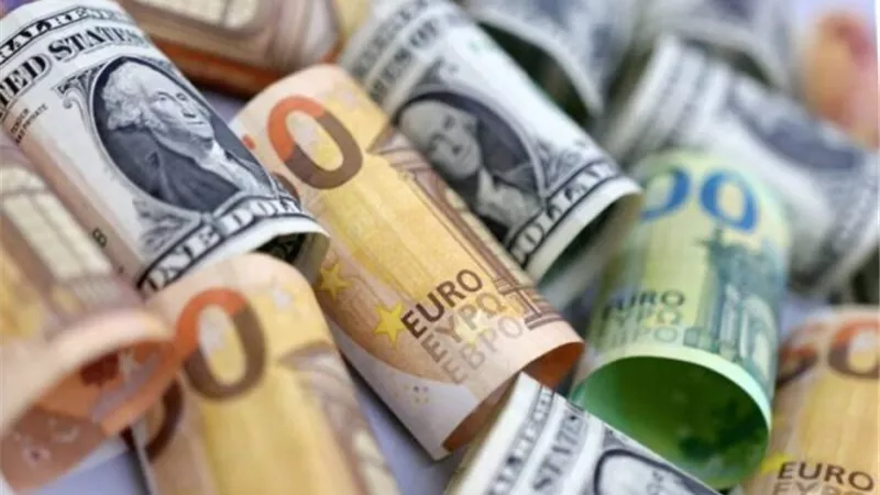 الدولار يتراجع لأدنى مستوى في 3 أشهر وسط بيانات اقتصادية ضعيفة