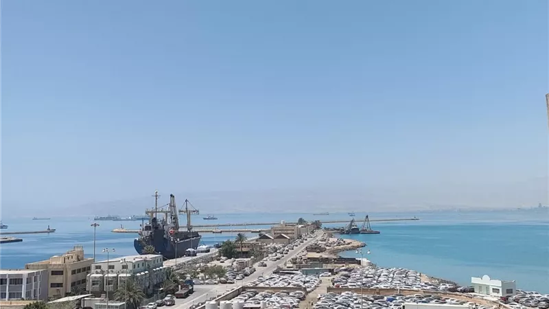 وصول 300 سيارة لموانئ البحر الأحمر