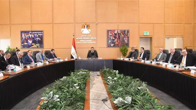 وزير الاسكان يناقش تسريع معدلات تنفيذ المشروعات التنموية