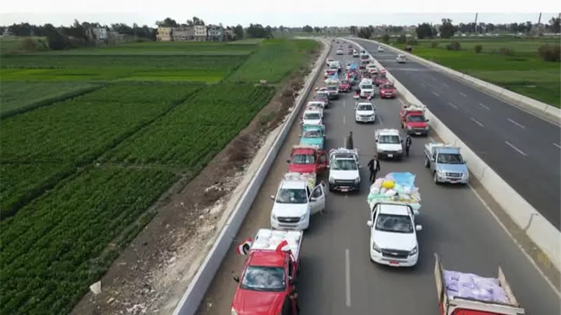 انطلاق قافلة مساعدات ومواد غذائيه من أهالى دسوق كفرالشيخ الى غزة