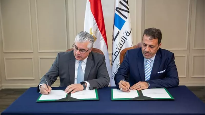 رئيس اقتصادية قناة السويس يوقع عقد مشروع لتجميع معدات الدواجن