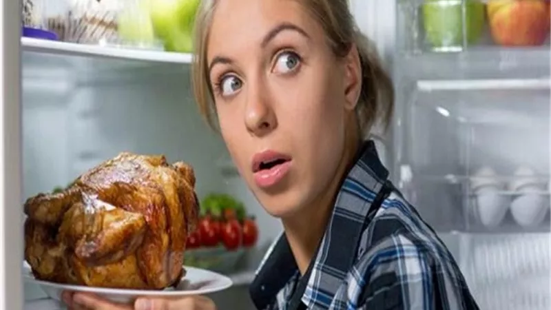 طبيبة تحذر من مخاطر الشره المرضي