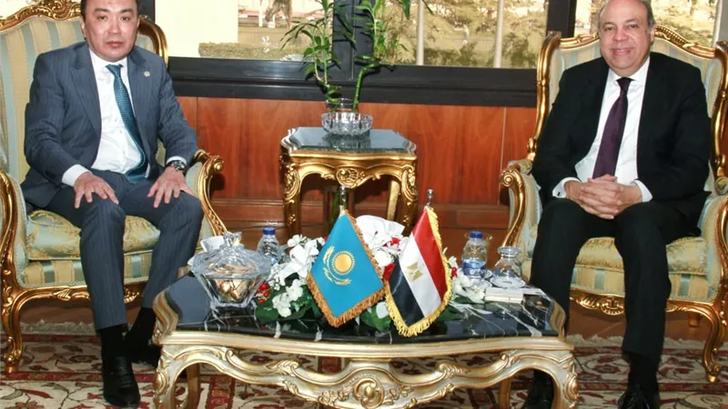 الحفني يبحث مع السفيرالكازاخستانى زيادةالرحلات الجويةبين البلدين