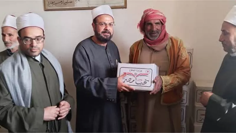 ١١٢٧ كرتونة مواد غذائية من مؤسسة تحيا مصر لعمال المساجد بمطروح