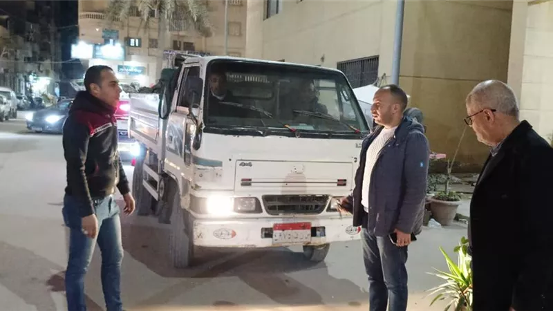 ضبط سيارة نقل تلقى مخلفات ردم في الاسكندرية