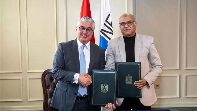 رئيس اقتصادية قناة السويس يوقع عقد إنشاء مشروع 