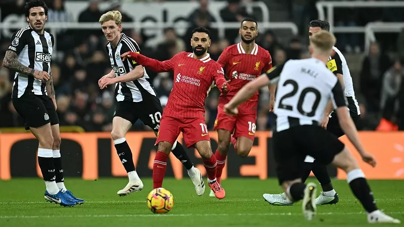 مدرب نيوكاسل: إيقاف محمد صلاح يتطلب تكاتف الفريق بالكامل