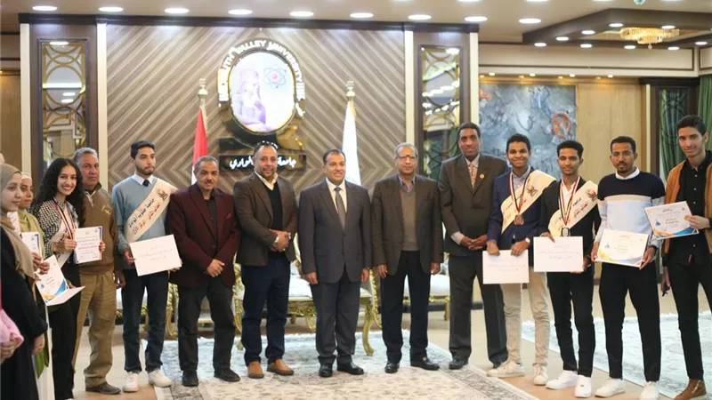 رئيس جامعة جنوب الوادي يكرم الطلاب المثاليين بالجامعة