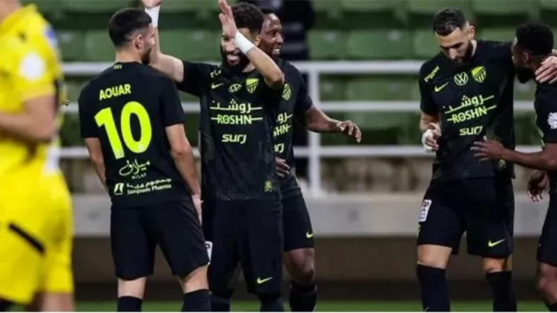 بنزيما يقود هجوم اتحاد جدة أمام الخليج الليلة.. ومحمد شريف بديلاً
